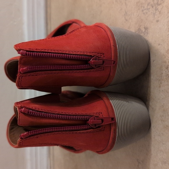 Clarks Wedge Heeled Criss Cross Sandals Red Orange - Size 10 - Picture 4 of 12